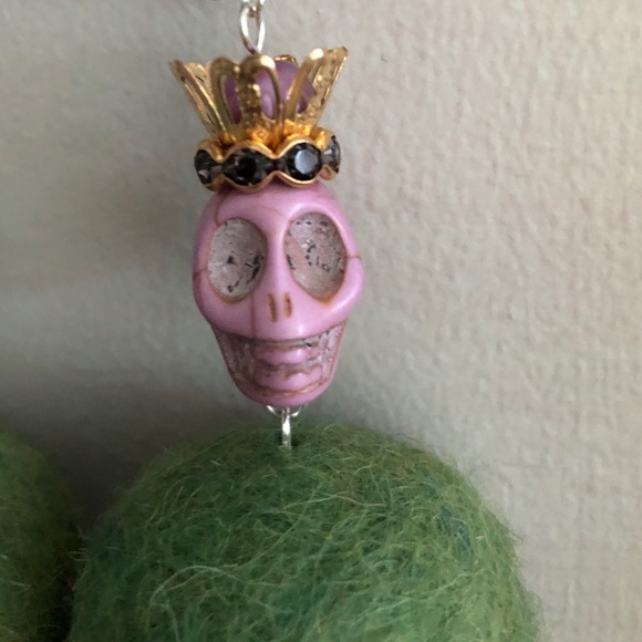 Skull king earrings with felt balls - Picture 2 of 7